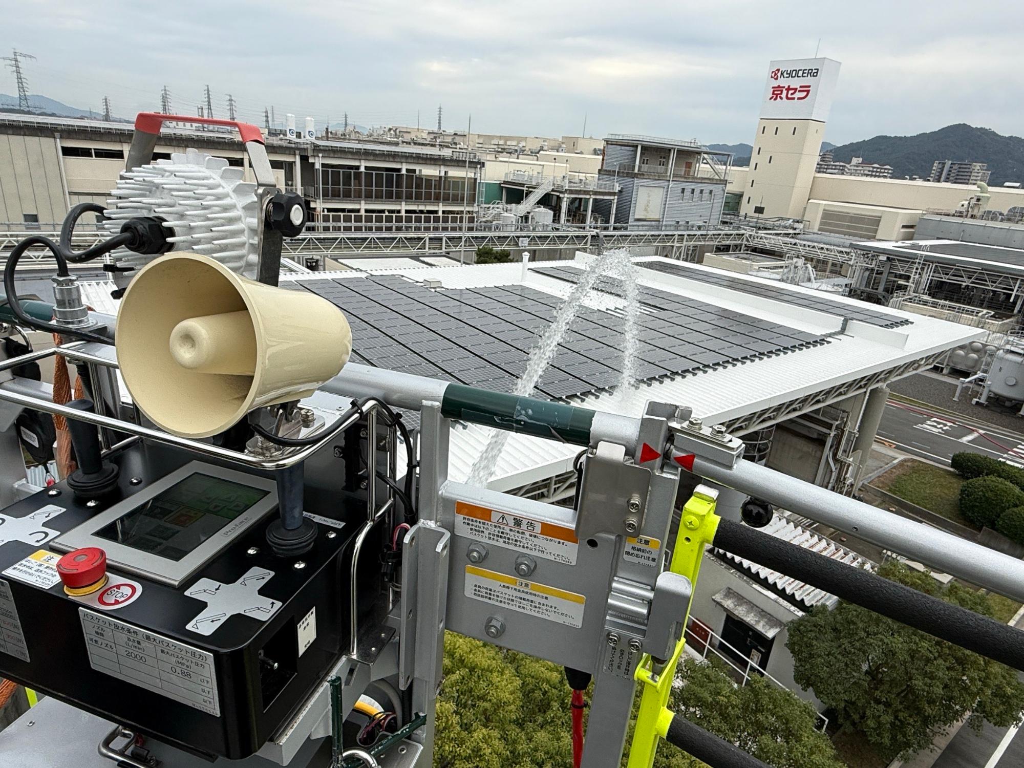 京セラ株式会社で梯子車から放水している様子
