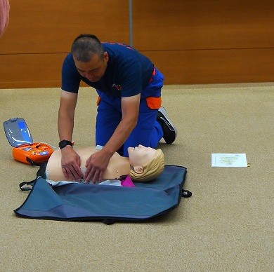 訓練人形を使用した実技訓練中