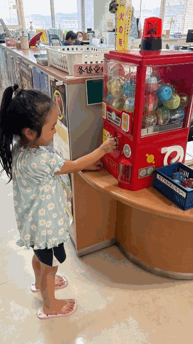 子どもがガチャガチャをしています