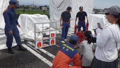 水消火器を体験する子供