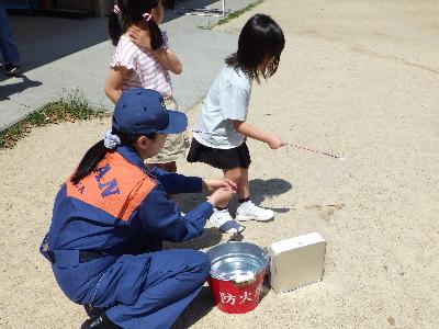 おもちゃ花火の正しい遊び方を学ぶ児童