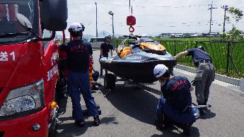 クレーンにて水上バイク積込み中