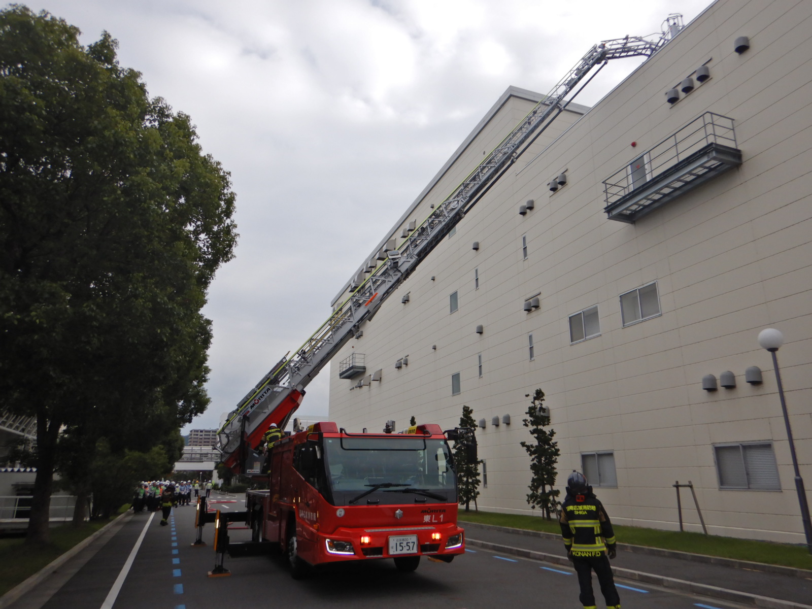 京セラ株式会社で梯子を伸ばしている様子