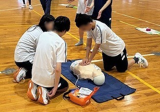 心肺蘇生法をしている様子