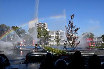 消防隊放水パフォーマンス