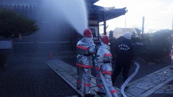 消防団による消火活動