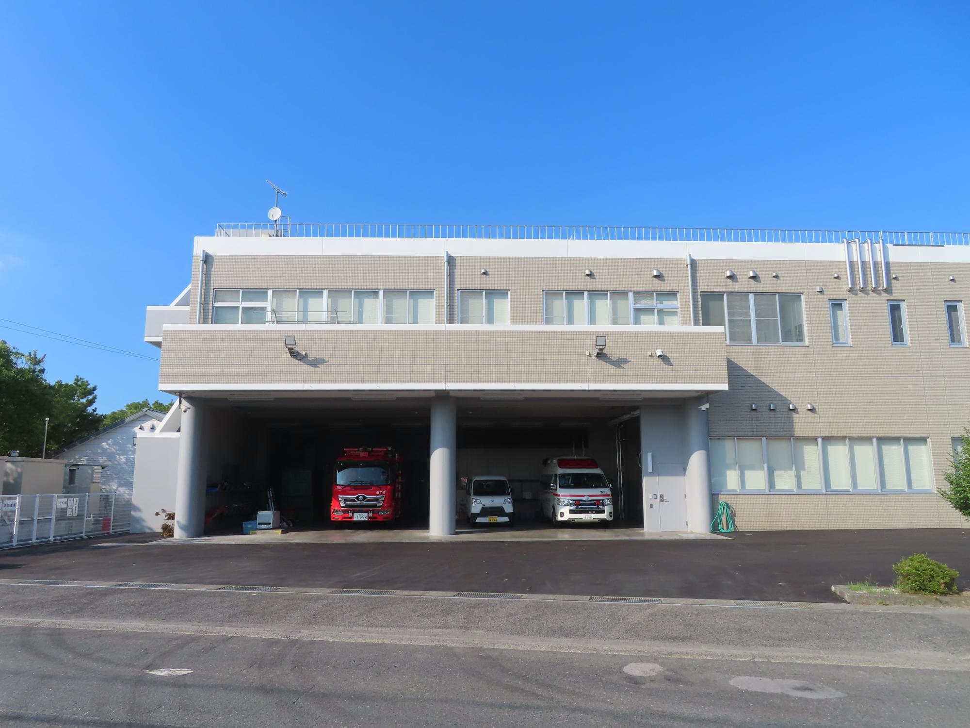庁舎と車両
